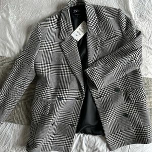 Brand new Zara blazer - tag still on. Size medium. Originally priced at $100